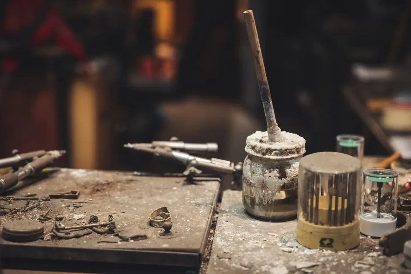 Outils d’artisan alignés sur un établi d’atelier.